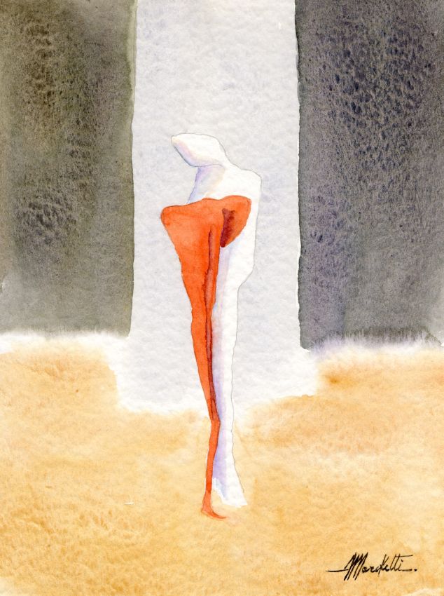 Figura longilinea in rosso mattone in piedi su suolo ocra, tra campiture grigie: sintesi formale tra silhouette umana e astrazione cromatica.